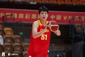 杨瀚森在高位的球权变多了 王俊杰和他在一起搭配的效果很不错